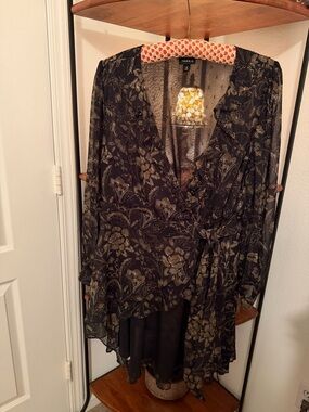 Torrid Chiffon Layered Tie Front Surplice Tunic Blouse Black with gold & floral